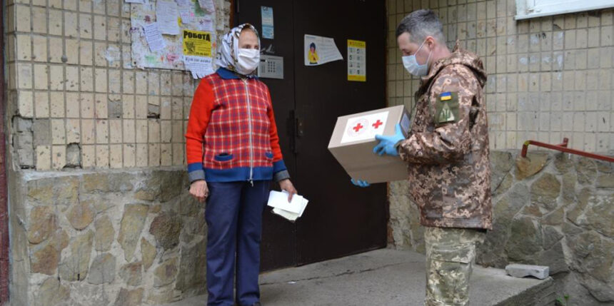 У Вінниці літні люди отримали допомогу від військовослужбовців та Червоного Хреста