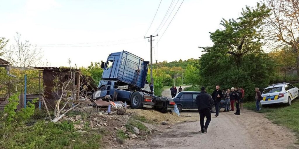 Вінниччина: напився, вкрав вантажіку, зніс паркан і сарай, бо просто хотів покататися