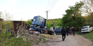 Вінниччина: напився, вкрав вантажіку, зніс паркан і сарай, бо просто хотів покататися