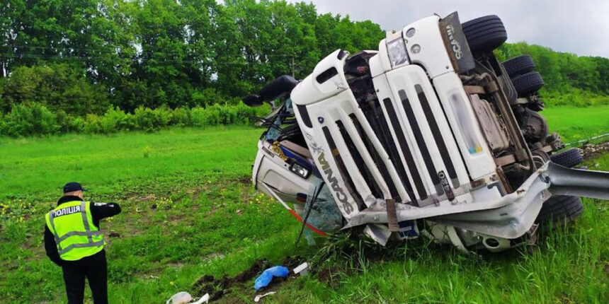 На Немирівському шосе у Вінниці перекинулась вантажівка з олією