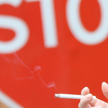 Вінничанин просить штрафувати курців на запинках громадського транспорту