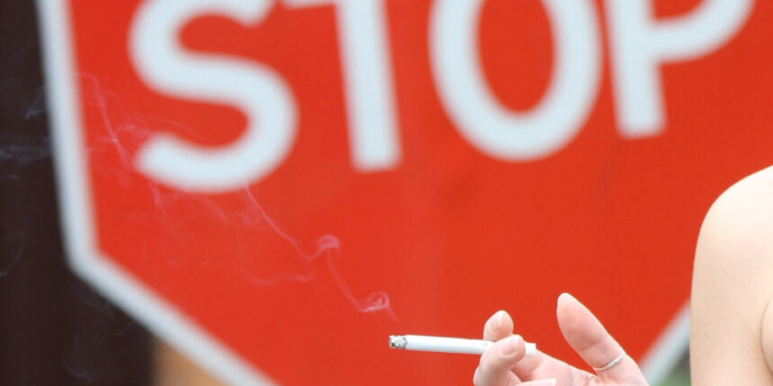 Вінничанин просить штрафувати курців на запинках громадського транспорту