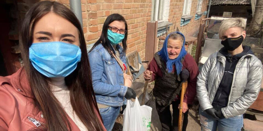 Дівчата з сільської кав'ярні на Вінниччині взяли під опіку місцевих пенсіонерів