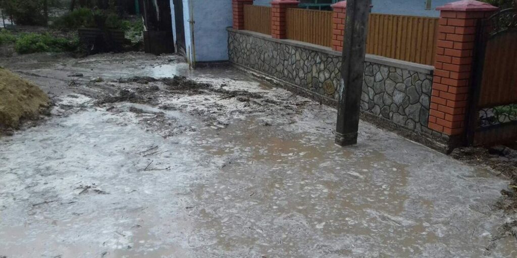 Негода на Вінниччині: рятувальники викачували воду з підтопленого підвалу