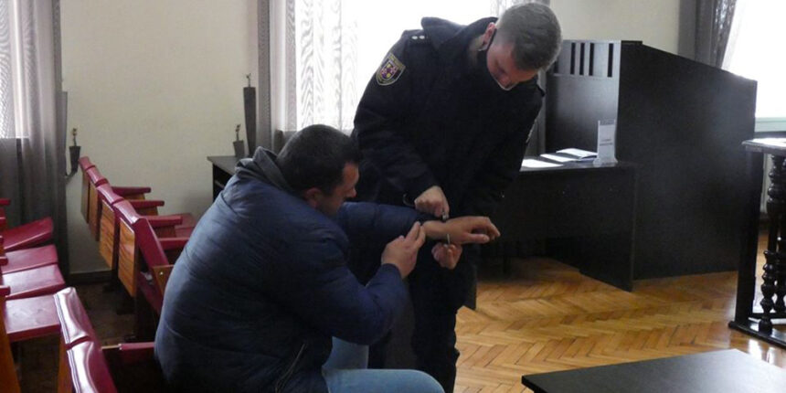 Підозрюваного у розбої взяли під варту прямо у залі вінницького суду