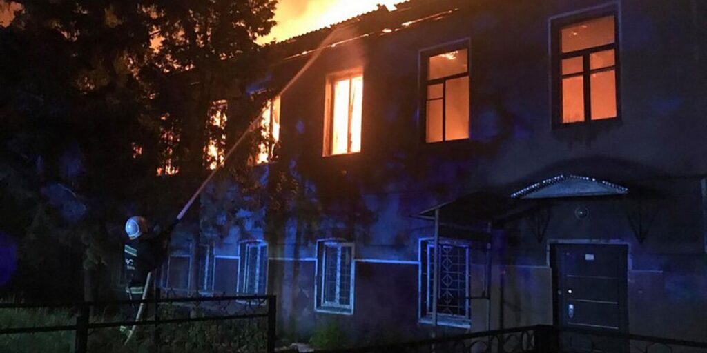 На Вінниччині горіла недіюча будівля цукрозаводу
