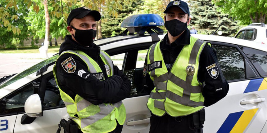 Вінничанка замкнулась із ножем у ванній - поліцейським довелось вибивати двері