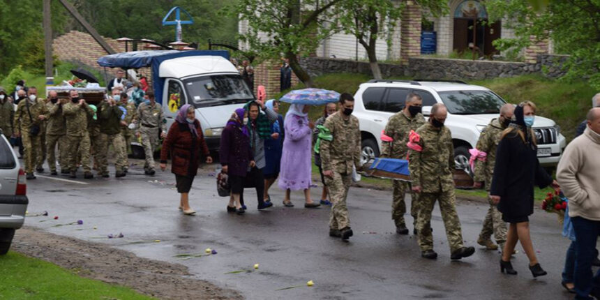 У селі Буди, що в Тростянецькому районі, поховали загиблого в ООС бійця