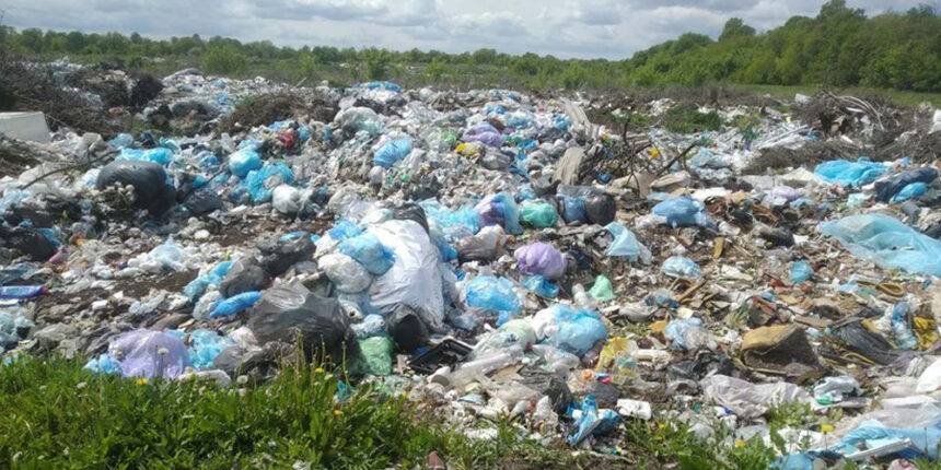 Калинівські медики не знають як медичні відходи опинились на місцевому звалищі