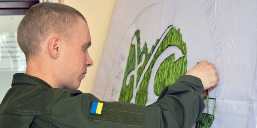 Нацгвардієць з Вінниці вишив півтораметровий герб Вінниці