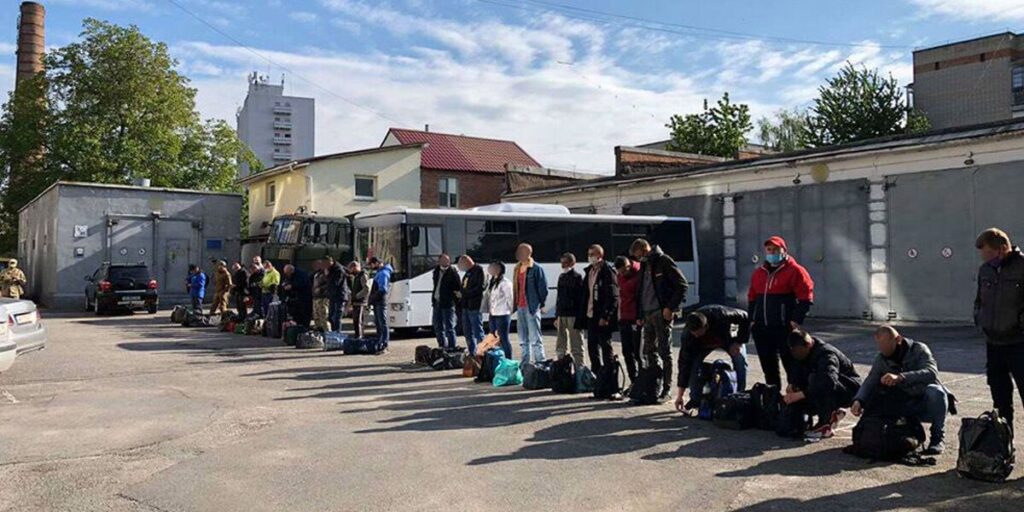 Понад 40 вінницьких солдат-контрактників 19 травня вирушили до війська