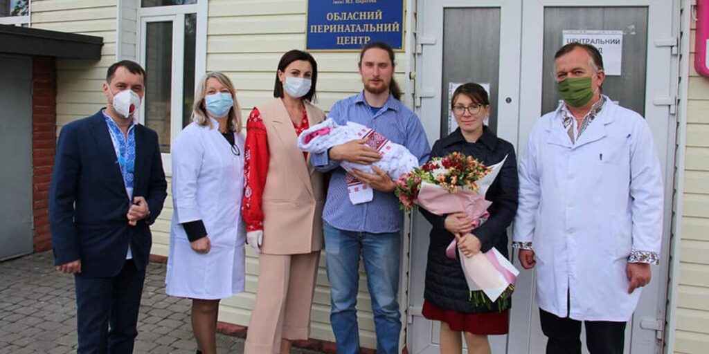 Новонародженим вінничанам подарували перші обереги - вишиванки