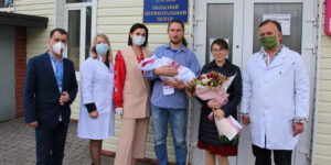 Новонародженим вінничанам подарували перші обереги - вишиванки
