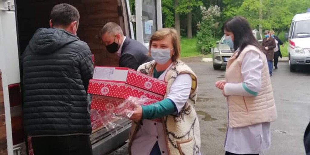 Вінницьких лікарів, які борються з поширенням COVID-19, пригостили цукерками