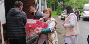 Вінницьких лікарів, які борються з поширенням COVID-19, пригостили цукерками