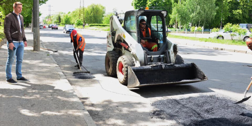 У Тяжилові вже кілька днів поспіль латають дороги