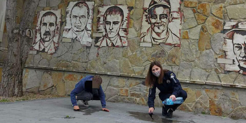 У Могилів-Подільському діти розписали матюками Алею Слави