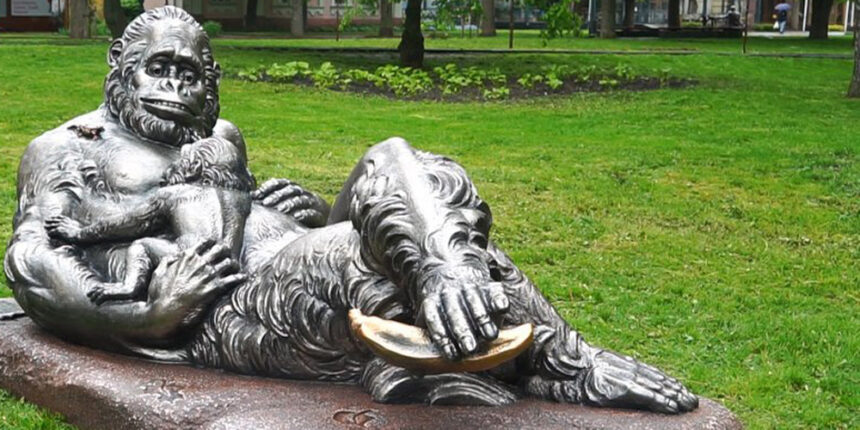 У Вінниці встановили скульптуру мавпи з мавпеням