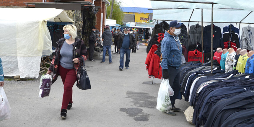 У Хмільнику запрацював ринок: продавці нарікають на малу кількість покупців