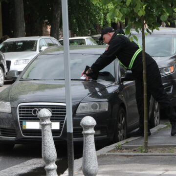 У Вінниці почали штрафувати водіїв-порушників паркування