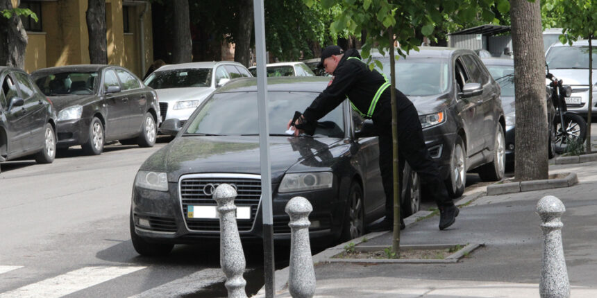 У Вінниці почали штрафувати водіїв-порушників паркування