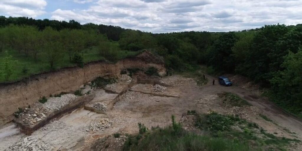 У Ямпільському районі екологи виявили незаконний кар’єр, де добували пісковик