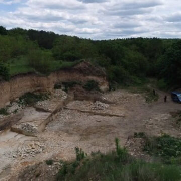 У Ямпільському районі екологи виявили незаконний кар’єр, де добували пісковик