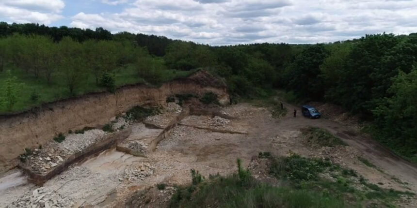 У Ямпільському районі екологи виявили незаконний кар’єр, де добували пісковик