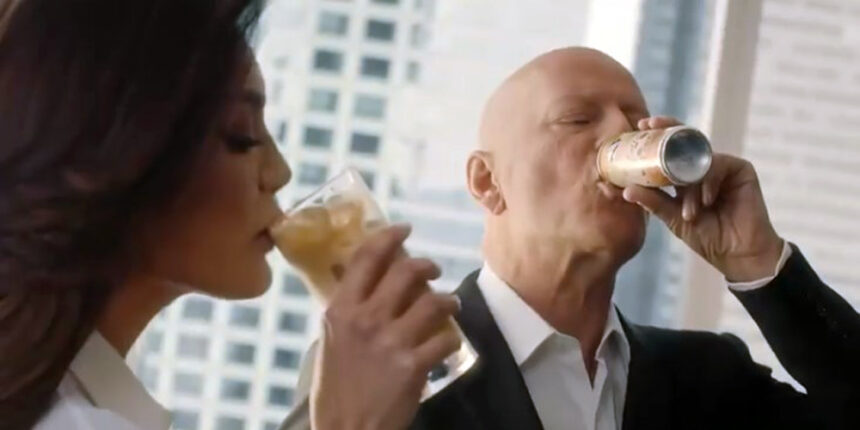 Розкішна брюнетка у рекламному ролику з Брюсом Віллісом заговорила голосом вінничанки