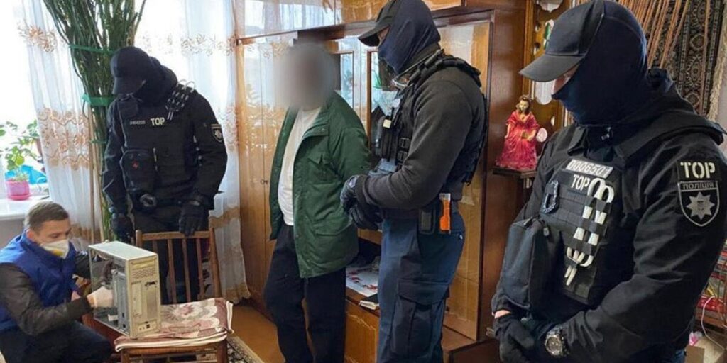 У Вінницькій області викрили чоловіка, який знімав порно за участю власної дитини