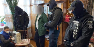 У Вінницькій області викрили чоловіка, який знімав порно за участю власної дитини