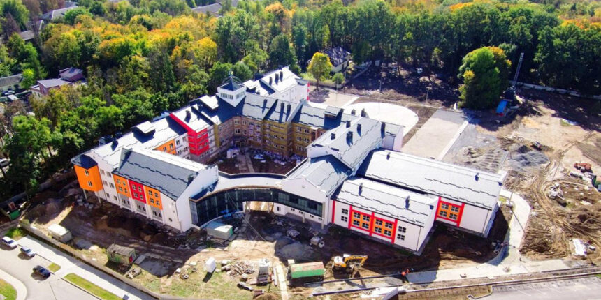 Вінничанин просить зробити навчання у ще недобудованій школі на Поділлі до 11 класу