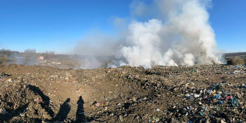 У Жмеринці горіло сміттєзвалище - проблемні ділянки засипали піском