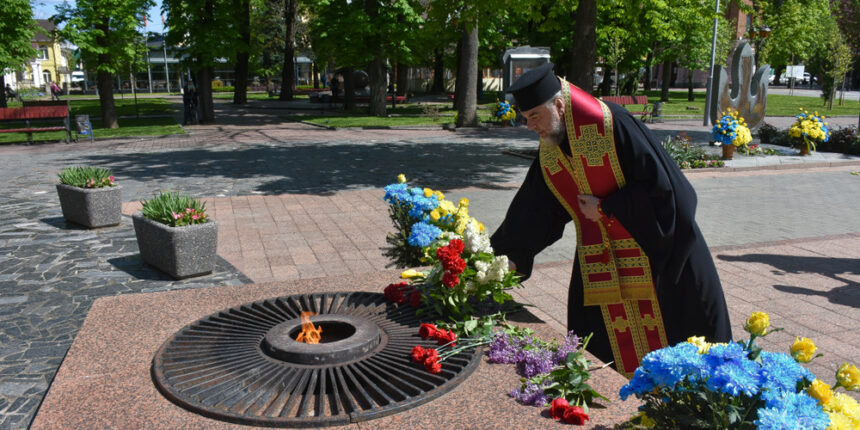 Митрополит Симеон звершив молитви на місцях захоронень часів Другої світової війни