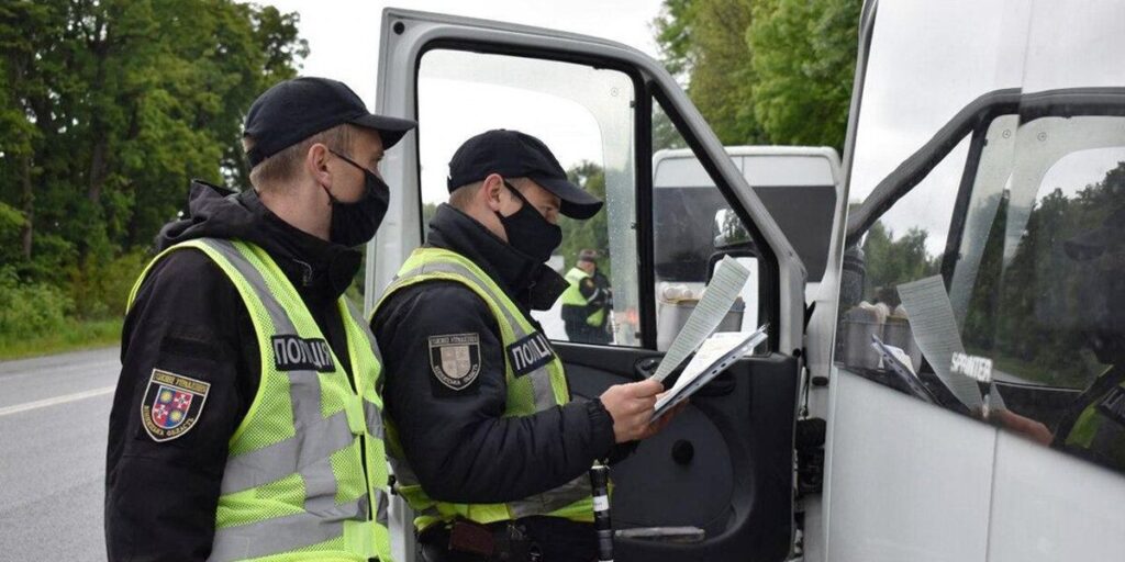 На Вінниччині поліцейські контролюють виконання карантинних обмежень перевізниками