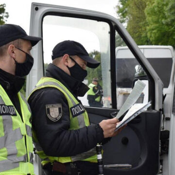 На Вінниччині поліцейські контролюють виконання карантинних обмежень перевізниками