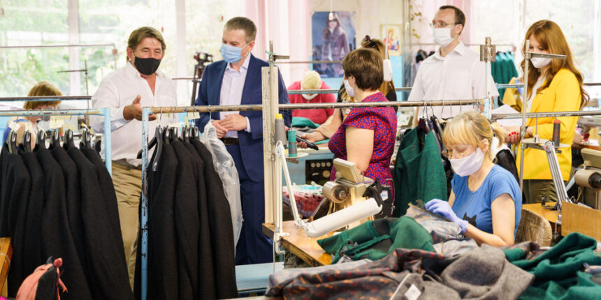 Мер Вінниці Сергій Моргунов подякував швачкам «Поділля» за захисний одяг для медиків