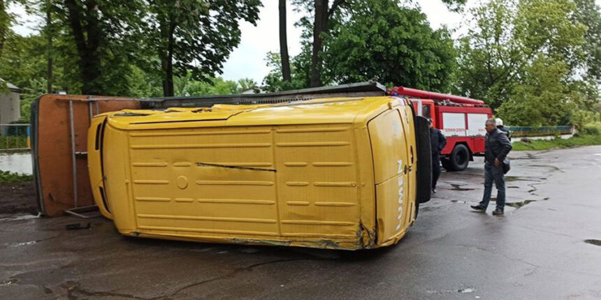 У Літині водій не впорався з керуванням і перекинувся на дорозі