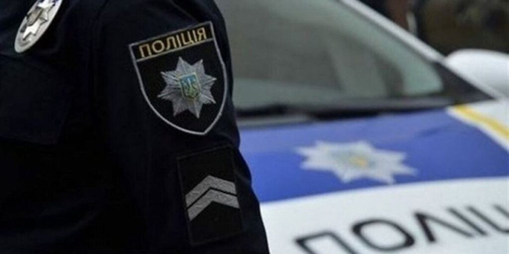 Нетверезий житель Ямпільщини вів автомобіль, і покусав поліцейського.