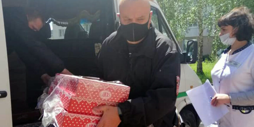 У Вінниці продовжують дбати про захист медиків і балувати їх цукерками