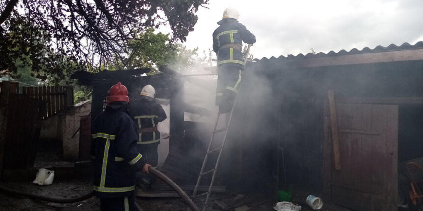 У Козятинському районі рятувальники ліквідували пожежу в господарчій споруді