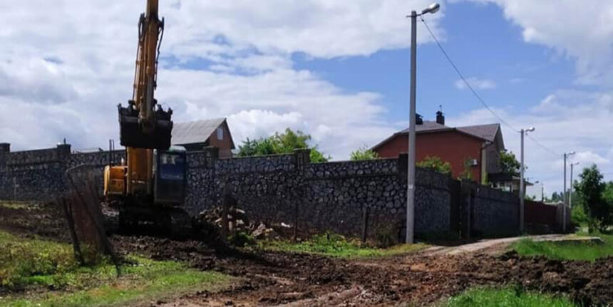 У Вінниці сусіди місили багнюку, бо господиня будівництво затіяла