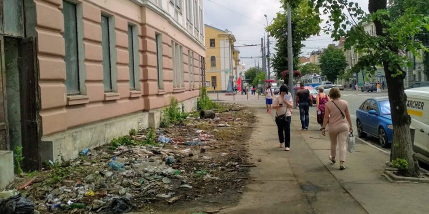 У Вінниці тротуар на розі Соборної та Театральної прибрати і можна знову ходити
