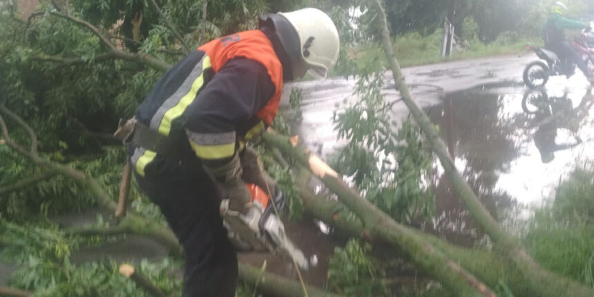 На Вінниччині рятувальники ліквідовують наслідки негоди