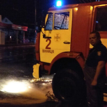 У Вінниці через опади рятувальникам довелося відкачувати воду з приватних будинків