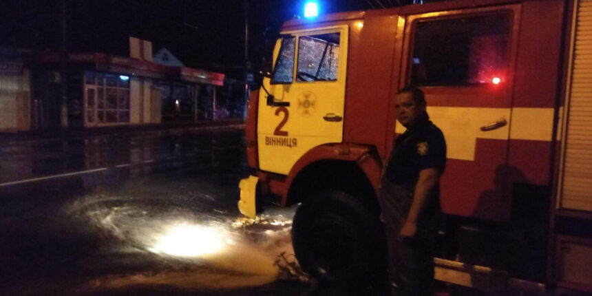 У Вінниці через опади рятувальникам довелося відкачувати воду з приватних будинків