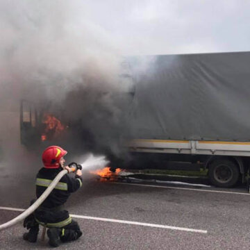 Калинівські рятувальники ліквідували загоряння вантажного автомобіля