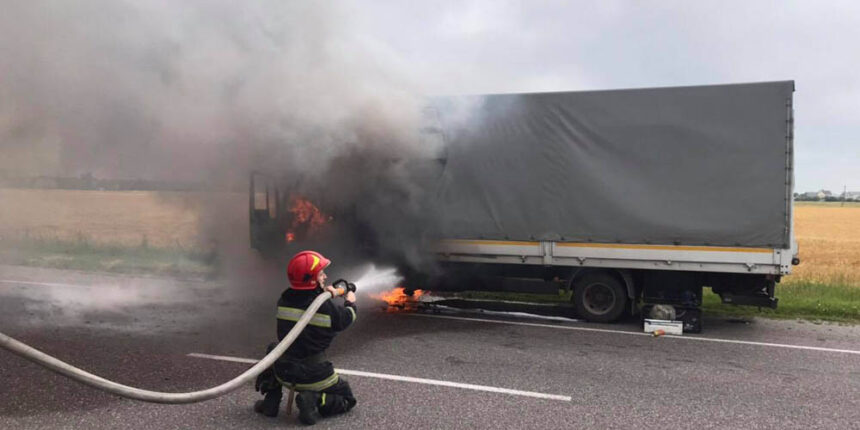 Калинівські рятувальники ліквідували загоряння вантажного автомобіля