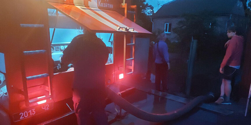 На Вінничині всю ніч рятувальники відкачували воду з будівель та прибирали дерева