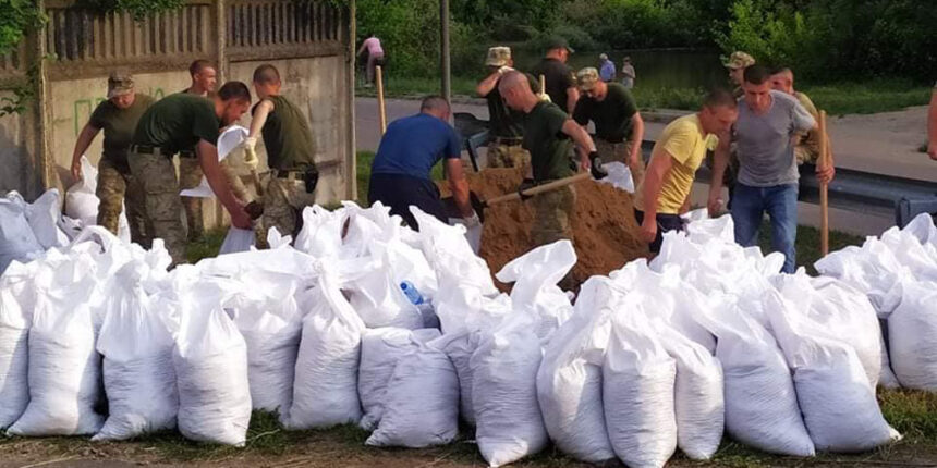 У Ямполі укріплюють дамбу, щоб запобігти підтопленню